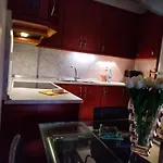 Just Steps From The - Central, Stylish & Comfortable Apartmán
