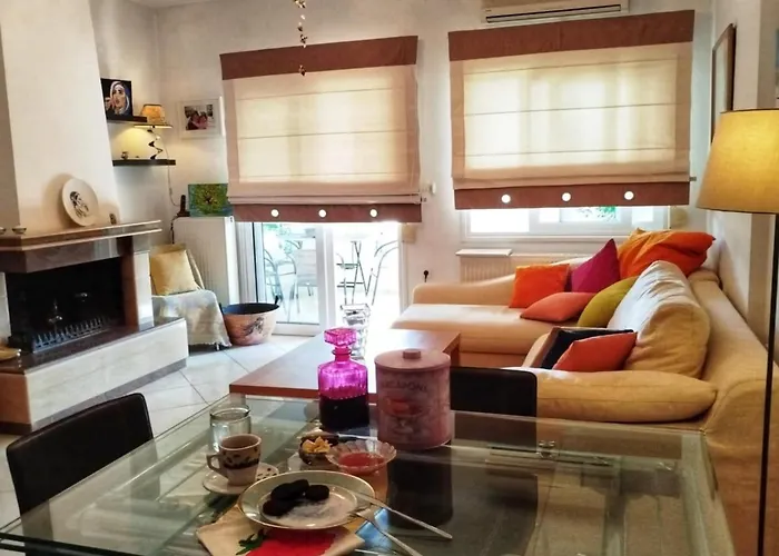 Just Steps From The - Central, Stylish & Comfortable Apartament
