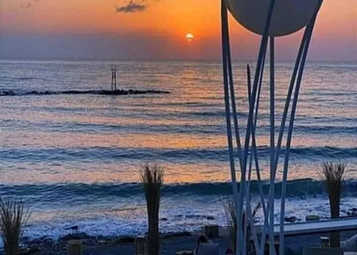 Just Steps From The - Central, Stylish & Comfortable Apartament Platamonas