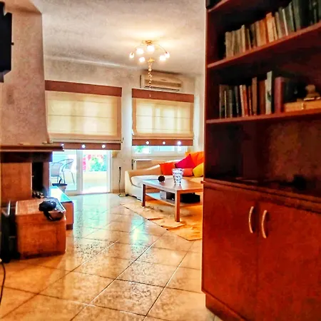 Just Steps From The - Central, Stylish & Comfortable *