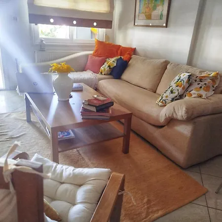Just Steps From The - Central, Stylish & Comfortable *