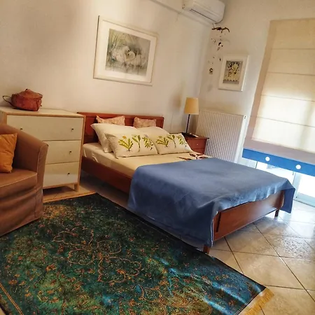 Just Steps From The - Central, Stylish & Comfortable Apartment *